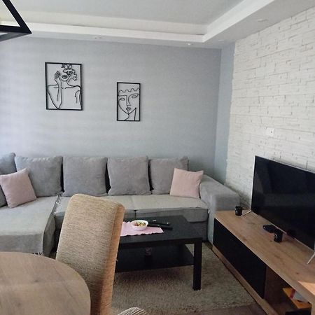 Sunshine Apartment Kragujevac Buitenkant foto