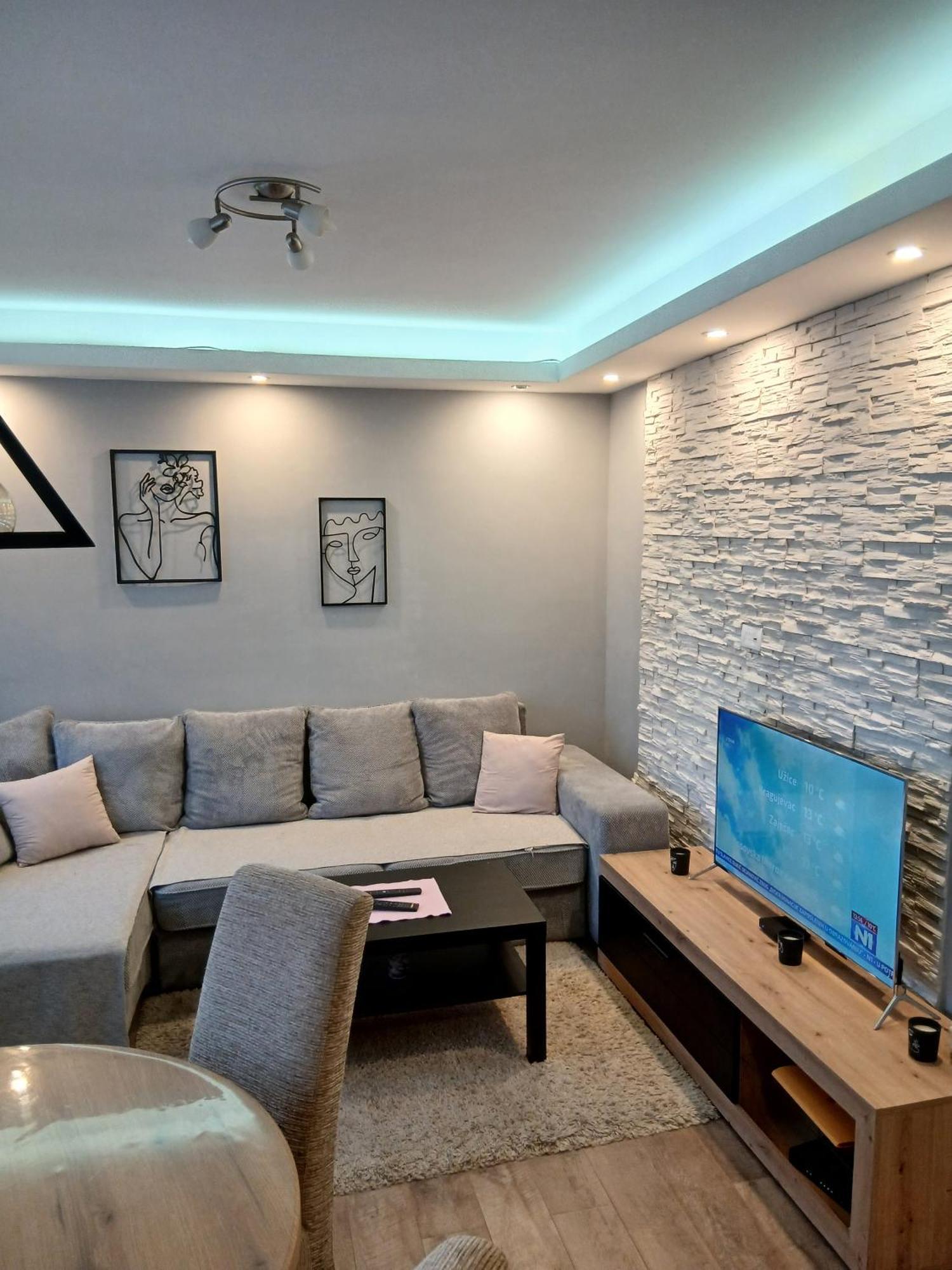 Sunshine Apartment Kragujevac Buitenkant foto
