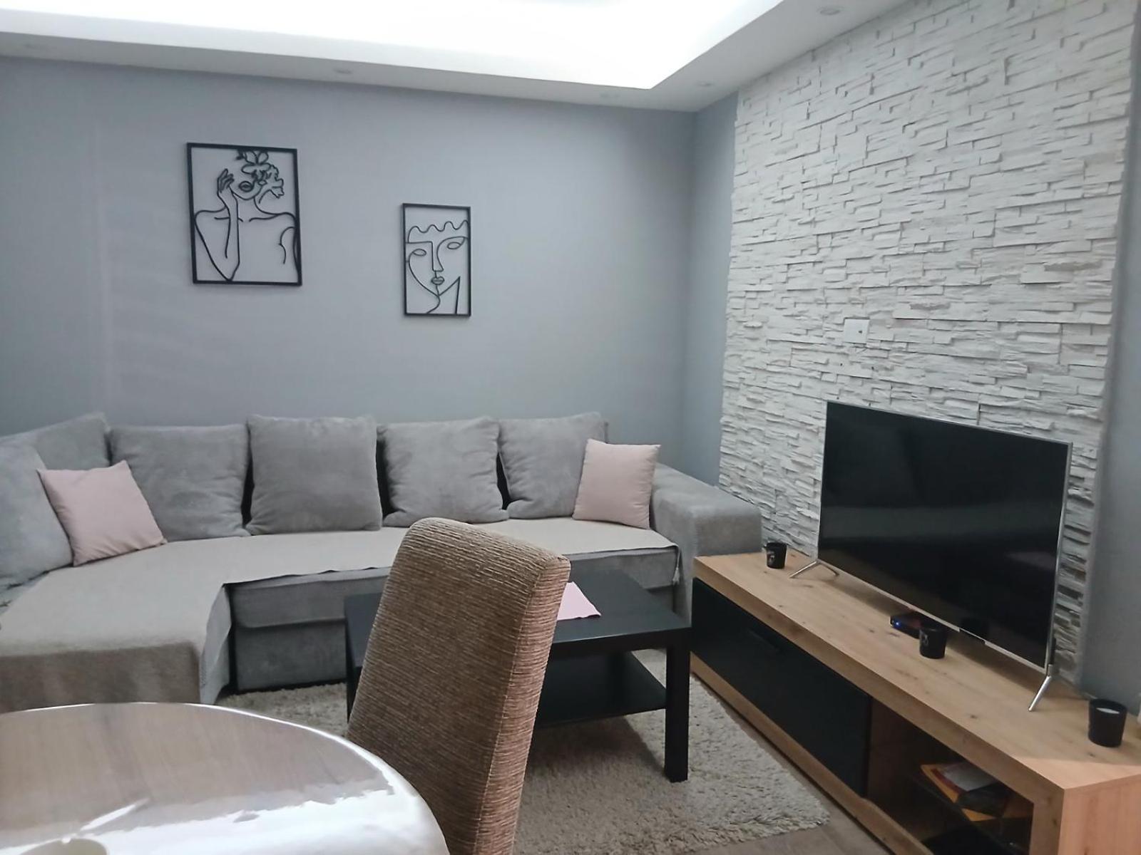 Sunshine Apartment Kragujevac Buitenkant foto
