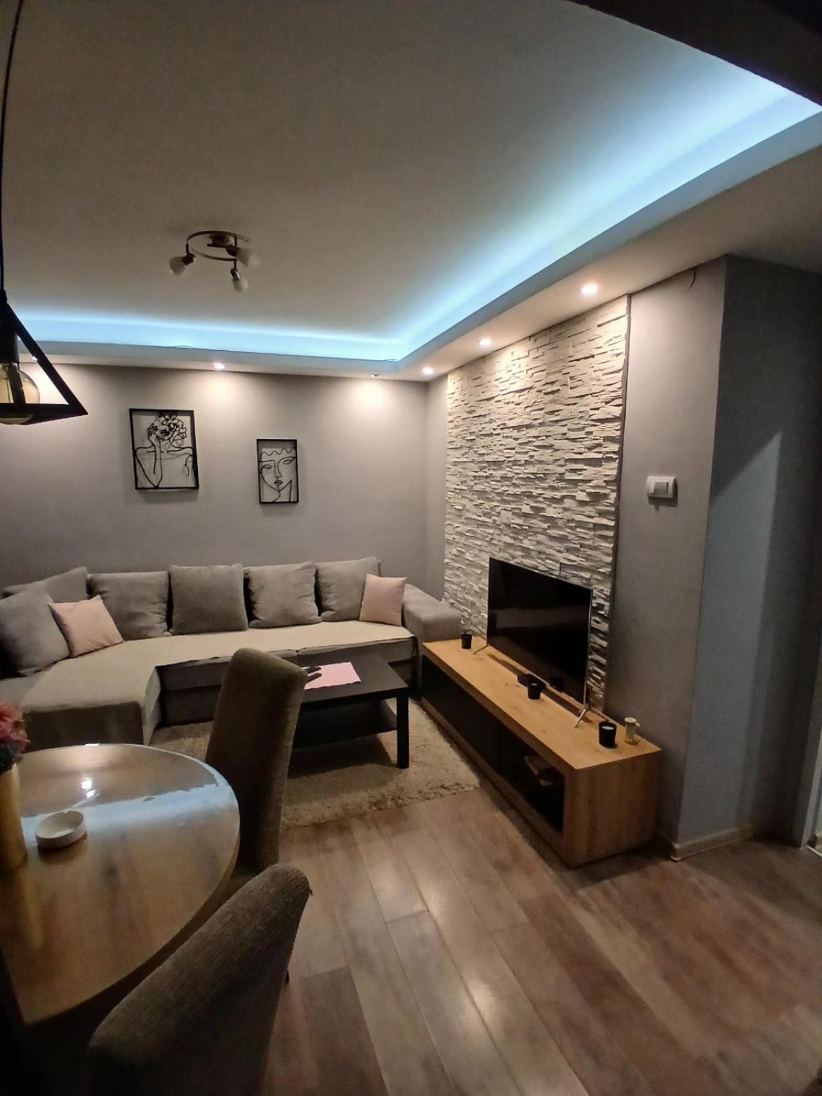 Sunshine Apartment Kragujevac Buitenkant foto