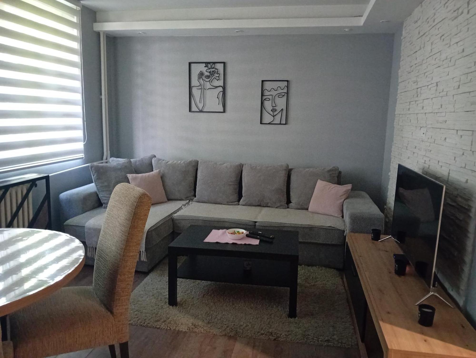 Sunshine Apartment Kragujevac Buitenkant foto