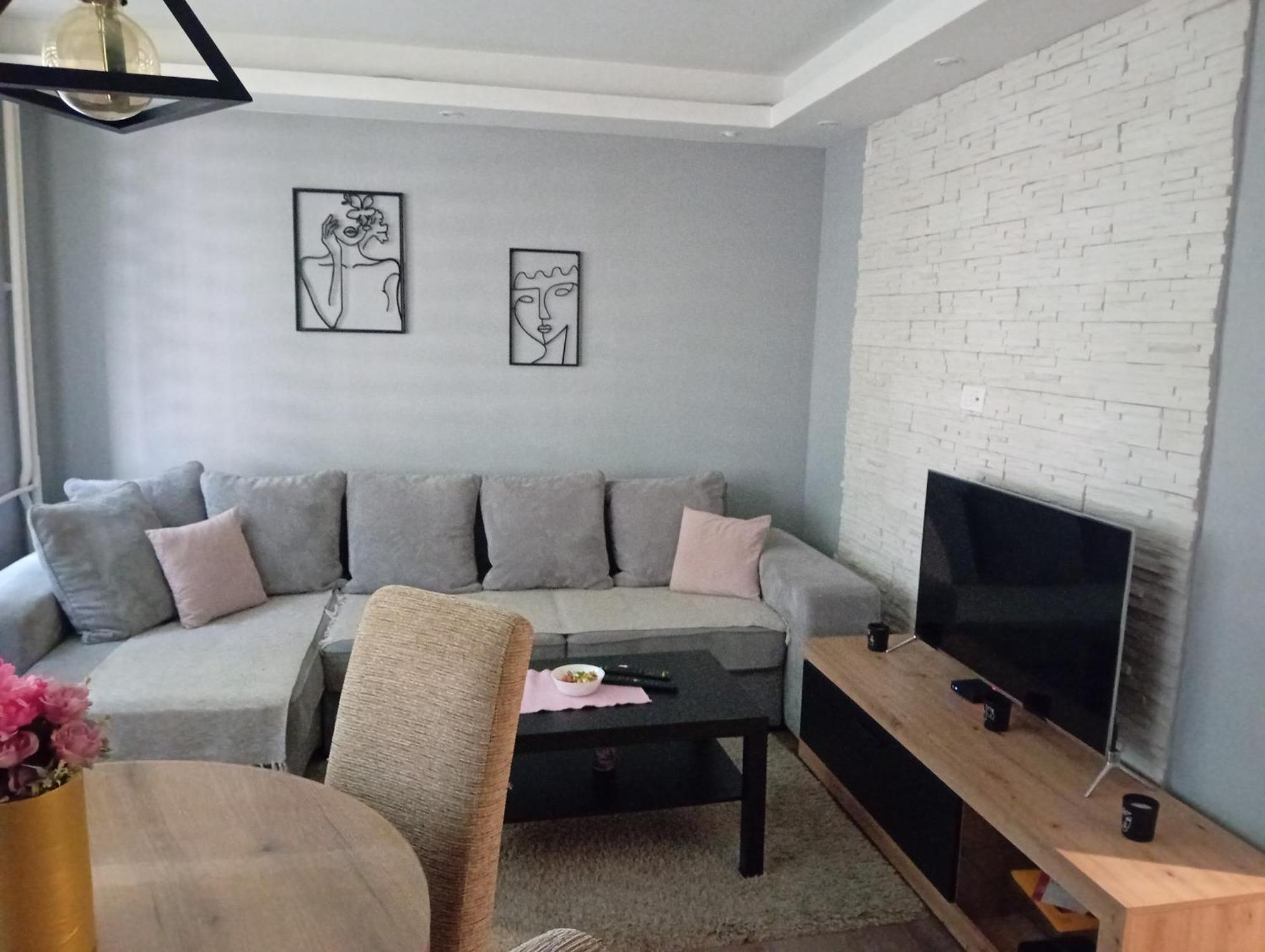 Sunshine Apartment Kragujevac Buitenkant foto